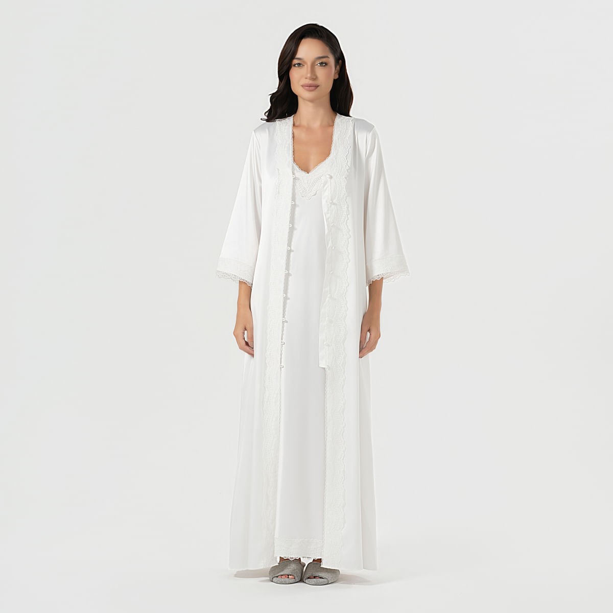 06 06 0045 Robe Longo Le Reve Off white + 06 06 0044 Camisola Longa Off White  + 06 02 0008 Chinelo Cristal Cinza 003
